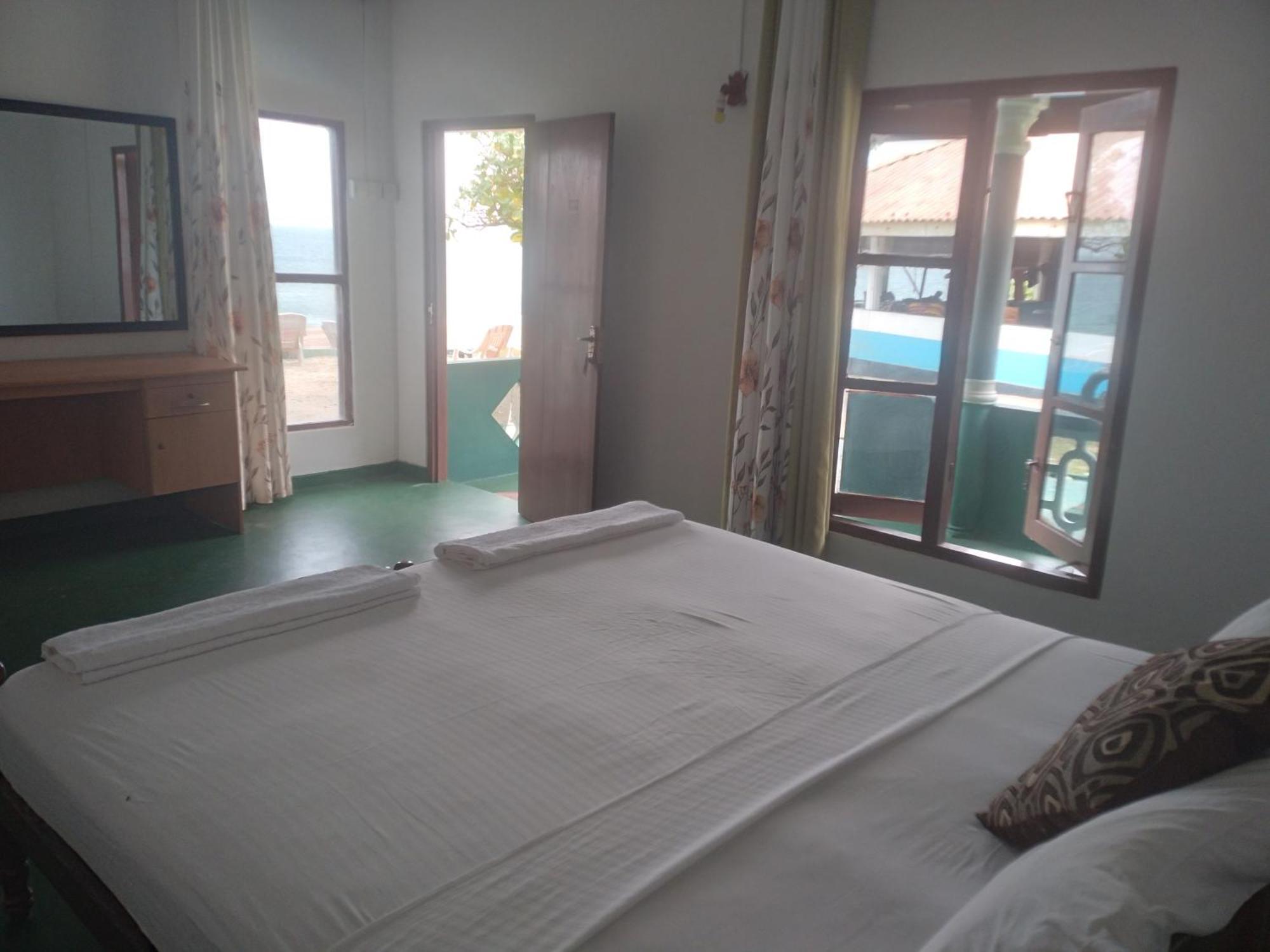 Happy Beach Safari Retreat Hambantota Bagian luar foto